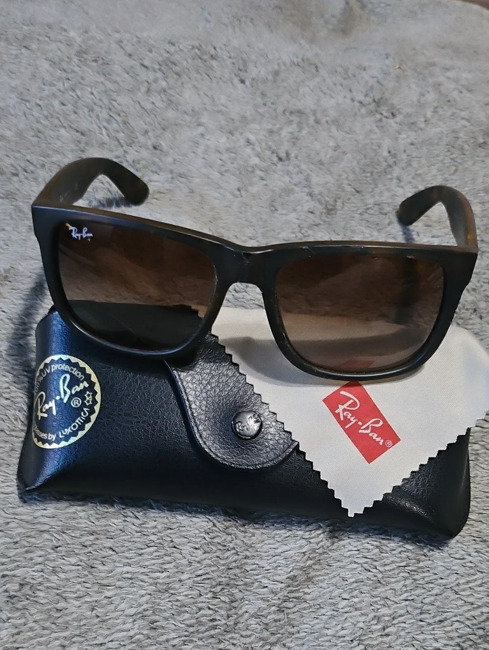 Rayban Justin Model Number: RB4165 With Black Case And Cloth